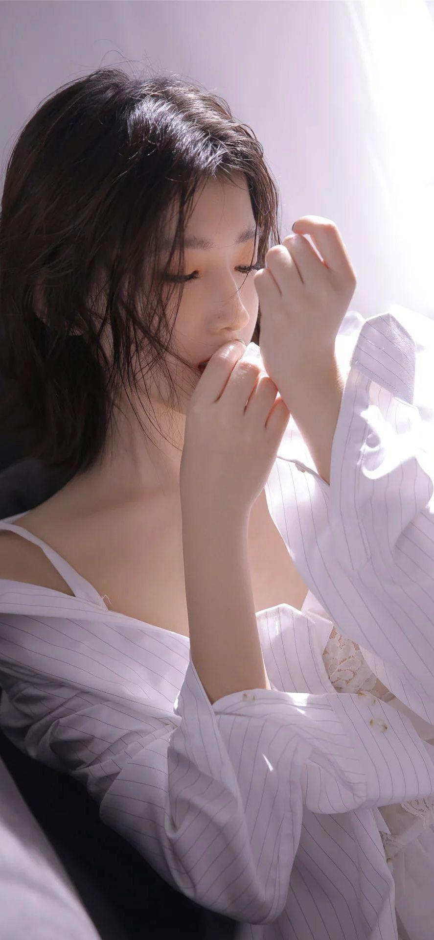 手机壁纸 | 没有人告诉我，长大以后的我们，会做着平凡的工作，谈一场不怎么样的恋爱。 -静鱼客栈缩略图